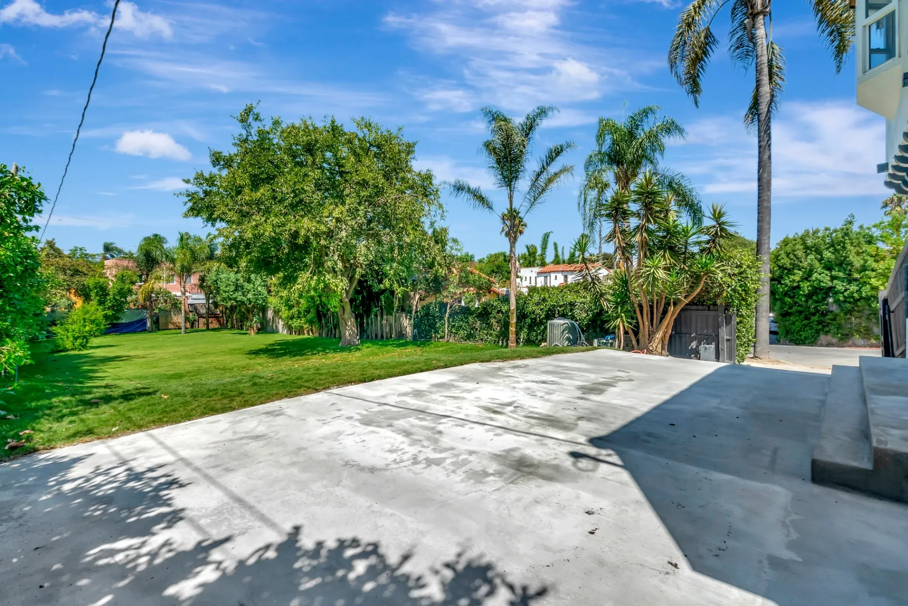 1145 S Longwood Ave Mid-Wilshire — Outdoor: Expansive backyard with lawn and concrete patio area