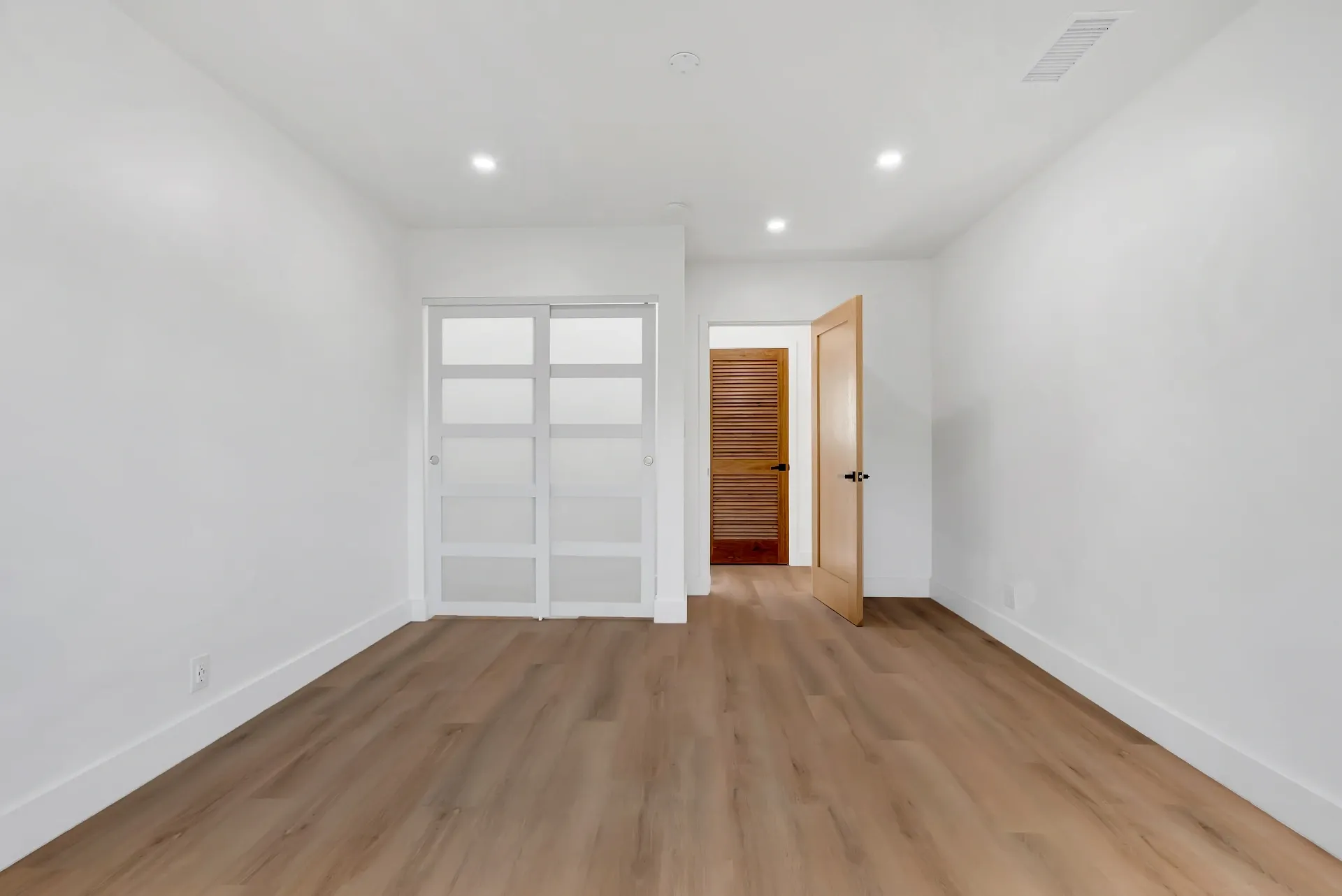 1145 S Longwood Ave Mid-Wilshire — Bedroom: Spacious bedroom with hardwood floors and built-in closet storage