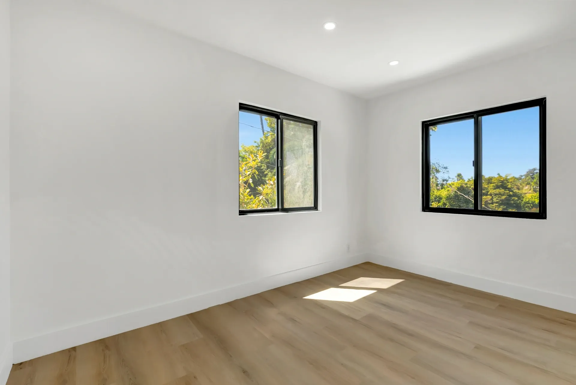 1145 S Longwood Ave Mid-Wilshire — Bedroom: Sunny bedroom with corner windows and natural light