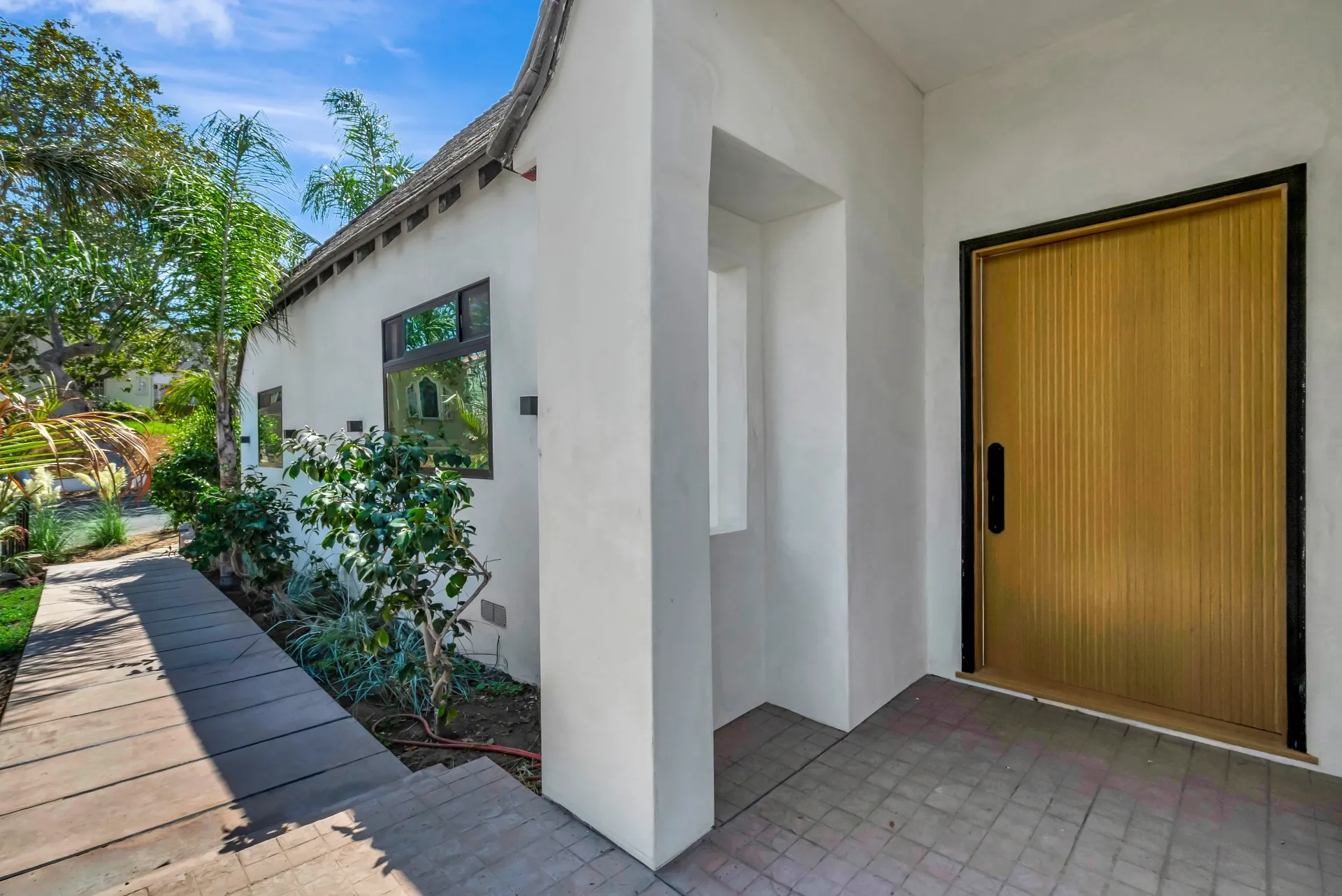 1145 S Longwood Ave Mid-Wilshire — Exterior: Entry courtyard with decorative paving and mature landscaping