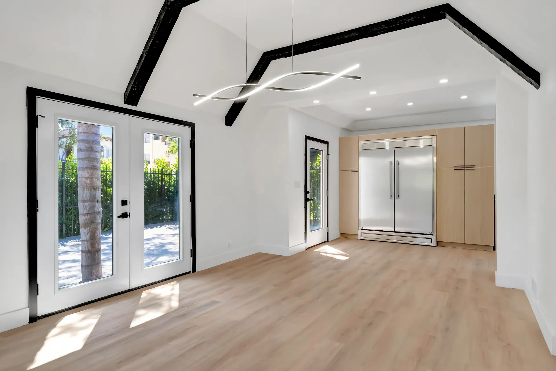 1145 S Longwood Ave Mid-Wilshire — Kitchen: Open kitchen and dining area with exposed beams and pendant lighting