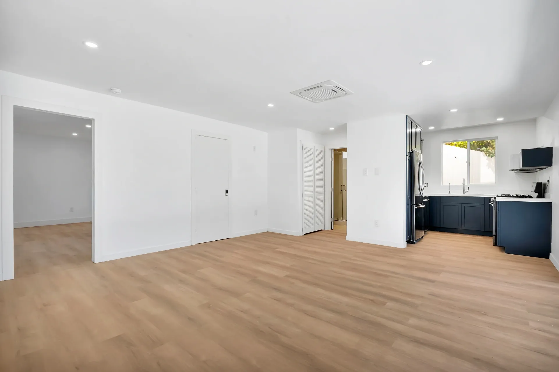 1145 S Longwood Ave Mid-Wilshire — Kitchen: Open plan living and kitchen area with modern finishes