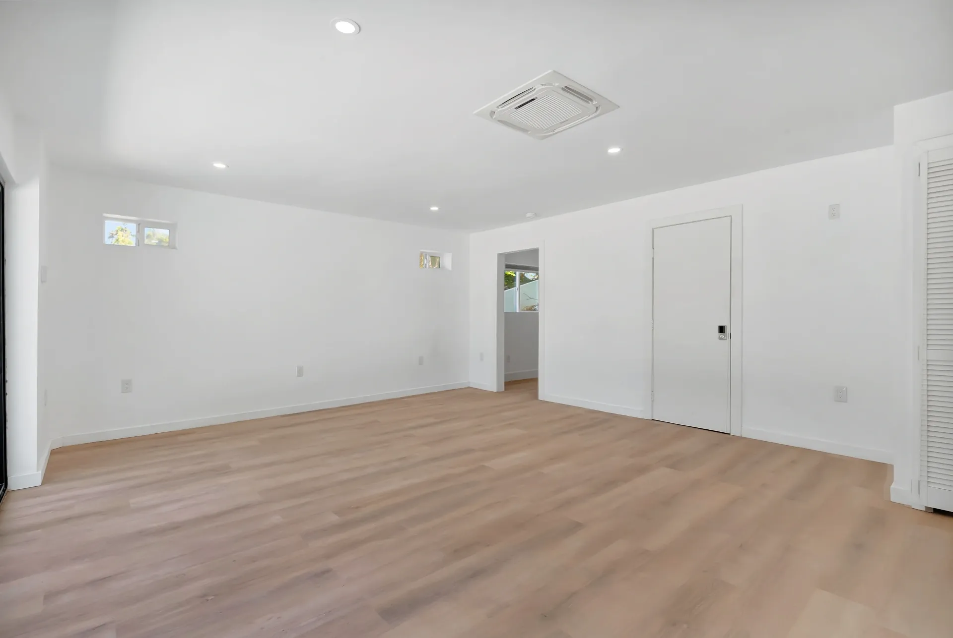 1145 S Longwood Ave Mid-Wilshire — Living: Flexible living space with hardwood flooring and natural light