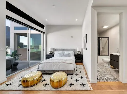 124 S Croft Ave — Bedrooms: Guest bedroom with ensuite bathroom access and designer rugs