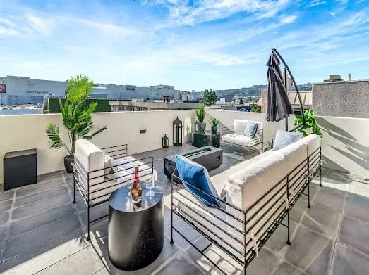 124 S Croft Ave — Exterior: Private rooftop lounge area with seating arrangement and city skyline backdrop
